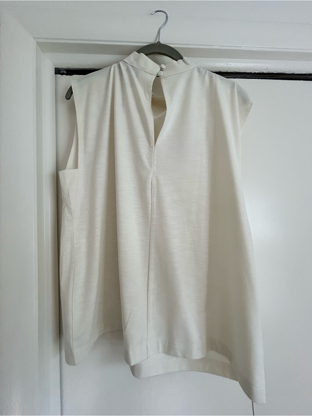 NWT Evereve Cream Sleeveless Mock Neck Top - Picture 4 of 4